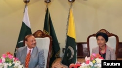 Anggota Kongres AS Ilhan Omar (kanan) bersama dengan Presiden Wilayah Azaz Kashmir Sultan Mehmood Chaudhry berbicara kepada awak media dalam kunjungannya ke Muzaffarabad, wilayah Kashmir yang dikuasai Pakistan, pada 21 April 2022. (Foto: Reuters/Stringer)