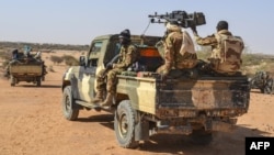 Les hostilités avaient repris en août 2023 après huit ans d'accalmie entre Bamako et les groupes rebelles à dominante touareg, qui se disputaient le contrôle du territoire et des camps militaires laissés par les Casques bleus de l'ONU. (AFP PHOTO / Souleymane AG ANARA)