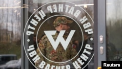 Вхід до центру з набору найманців до приватної військової компанії «Вагнера» в престижній частині російського Санкт-Петербурга. Керівник вагнерівців Євген Пригожин, згідно з повідомленнями ЗМІ, особисто їздив до російських колоній, щоб набирати новобранців з числа злочинців.