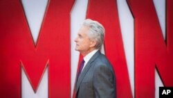 Michael Douglas a su llegada a la premiere de la película "Ant Man". Londres, julio 8, 2015. Foto AP.