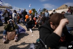 Reaksi orang-orang di "Lapangan Penyanderaan" di Tel Aviv, Israel, 20 Februari 2025, saat jenazah empat orang, termasuk dua anak-anak, diserahkan oleh Hamas kepada Palang Merah di Gaza.