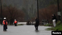 Los bomberos trabajan en una zona inundada afectada por fuertes lluvias en el centro-sur de Chile, en Arauco, Chile, 11 de junio de 2024.