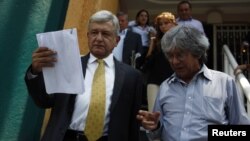 Los documentos presentados por la izquierda, no tenían membretes de banco ni aparece el nombre de Videgaray en los mismos.
