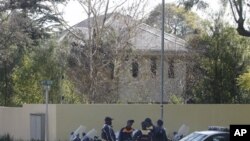 Polícia sul-africana guarda a casa onde a Primaira Dama dos Estados Unidos, Michelle Obama, se encontrou com Nelson Mandela