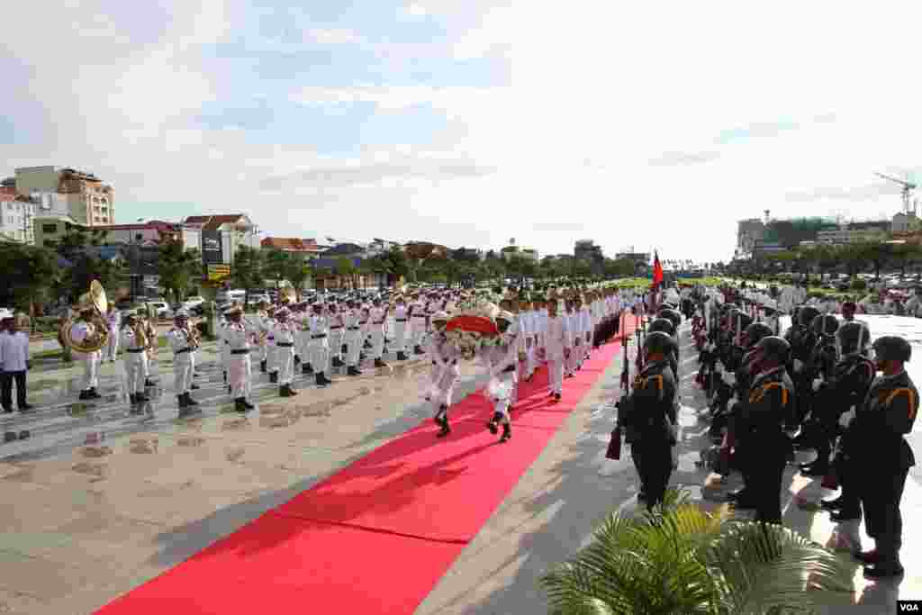 ក្រុមមន្រ្តីតំណាងក្រសួងនានាប្រមាណ៣០០នាក់ប្រមូលផ្ដុំគ្នា ដើម្បីគោរពព្រះវិញ្ញាណក្ខន្ធព្រះករុណាព្រះបាទសម្តេចនរោត្តម សីហនុ ព្រះបរមរដ្ឋនកោដ្ឋ នៅថ្ងៃខួបបីឆ្នាំនៃការសោយទីវង្គតរបស់ព្រះអង្គ ដែលប្រារព្ធឡើងនៅបូជនីយដ្ឋានតម្កល់រូបសំណាកព្រះបរមរតនកោដ្ឋ នៅលើសួនច្បារវិមានឯករាជ្យ តាមបណ្តោយមហាវិថីសីហនុ នៅរាជធានីភ្នំពេញ នៅព្រឹកថ្ងៃទី១៥ ខែតុលា។ អតីតព្រះមហាក្សត្រព្រះបាទនរោត្តម សីហនុសោយទីវង្គត នៅព្រះជន្ម៨៩ព្រះវស្សា នៅទីក្រុងប៉េកាំង ប្រទេសចិន កាលពីថ្ងៃទី១៥ ខែតុលា ឆ្នាំ២០១២។ (ឡេង ឡែន /VOA)