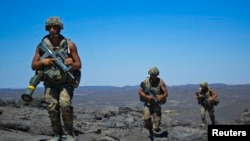 Tentara Perancis berpatroli di lembah Terz, Mali Utara (20/3). Sejak diusir dari Mali Utara, militan Muslim secara berkala melakukan serangan terhadap tentara Perancis dan pasukan pemerintah Mali. 