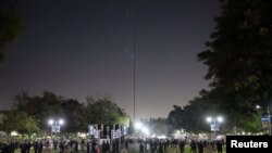 2024年5月1日晚，美國加州大學洛杉磯分校(UCLA)的示威活動仍在繼續，警方在附近戒備。 （路透社）
