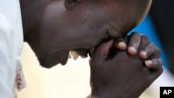 Homem reza perante o mausoléu de John Garang em Juba,no Sudão do Sul (Foto de Arquivo)
