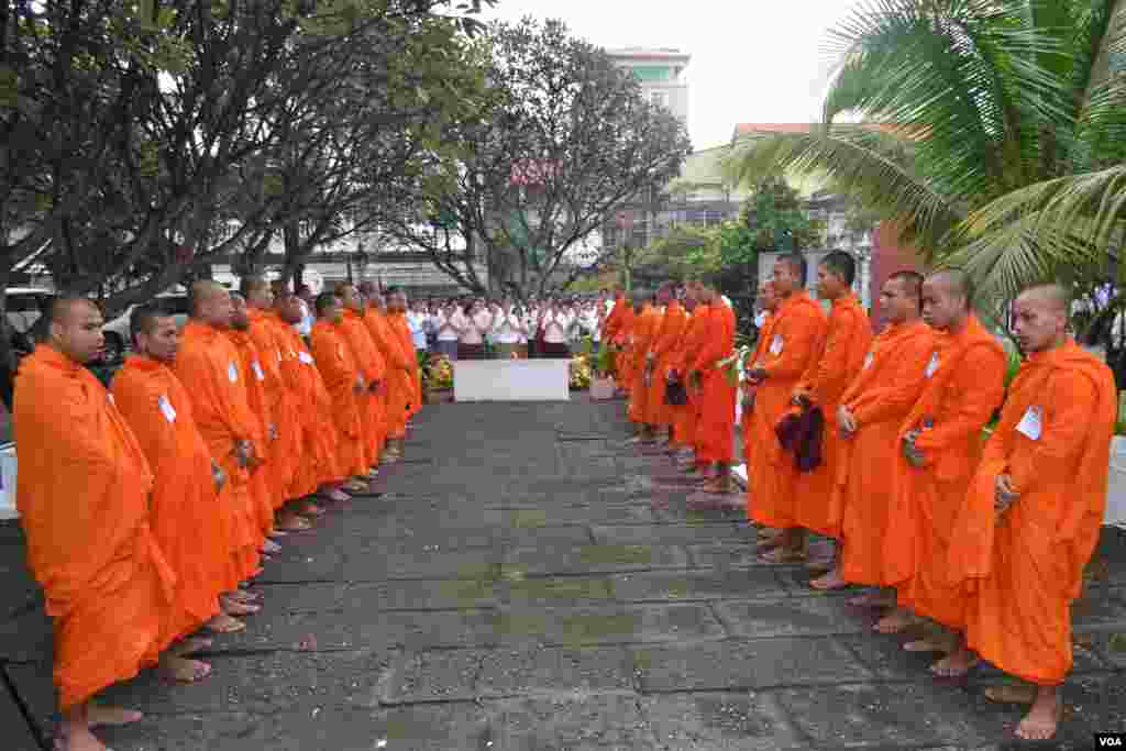 ពិធីបង្សុកូលនៅនៅមន្ទីរស-២១ ក្នុងរាជធានីភ្នំពេញ កាលពីថ្ងៃព្រហស្បតិ៍ ទី០៤ ខែតុលា ឆ្នាំ២០១៨។ (ណឹម សុភ័ក្រ្តបញ្ញា/VOA)