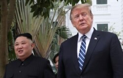 도널드 트럼프 미국 대통령과 김정은 북한 국무위원장이 지난해 2월 2차 정상회담이 열린 베트남 하노이 메트로폴 호텔에서 나란히 걷고 있다.