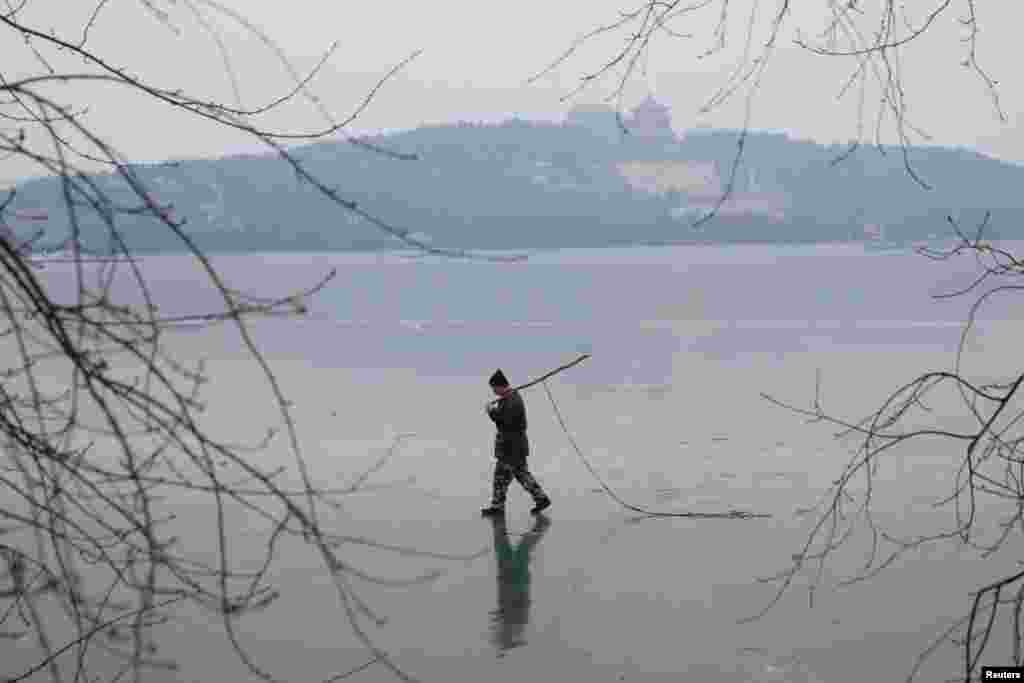 北京颐和园昆明湖结冰,有人踏冰而行。(2017年12月27日)
