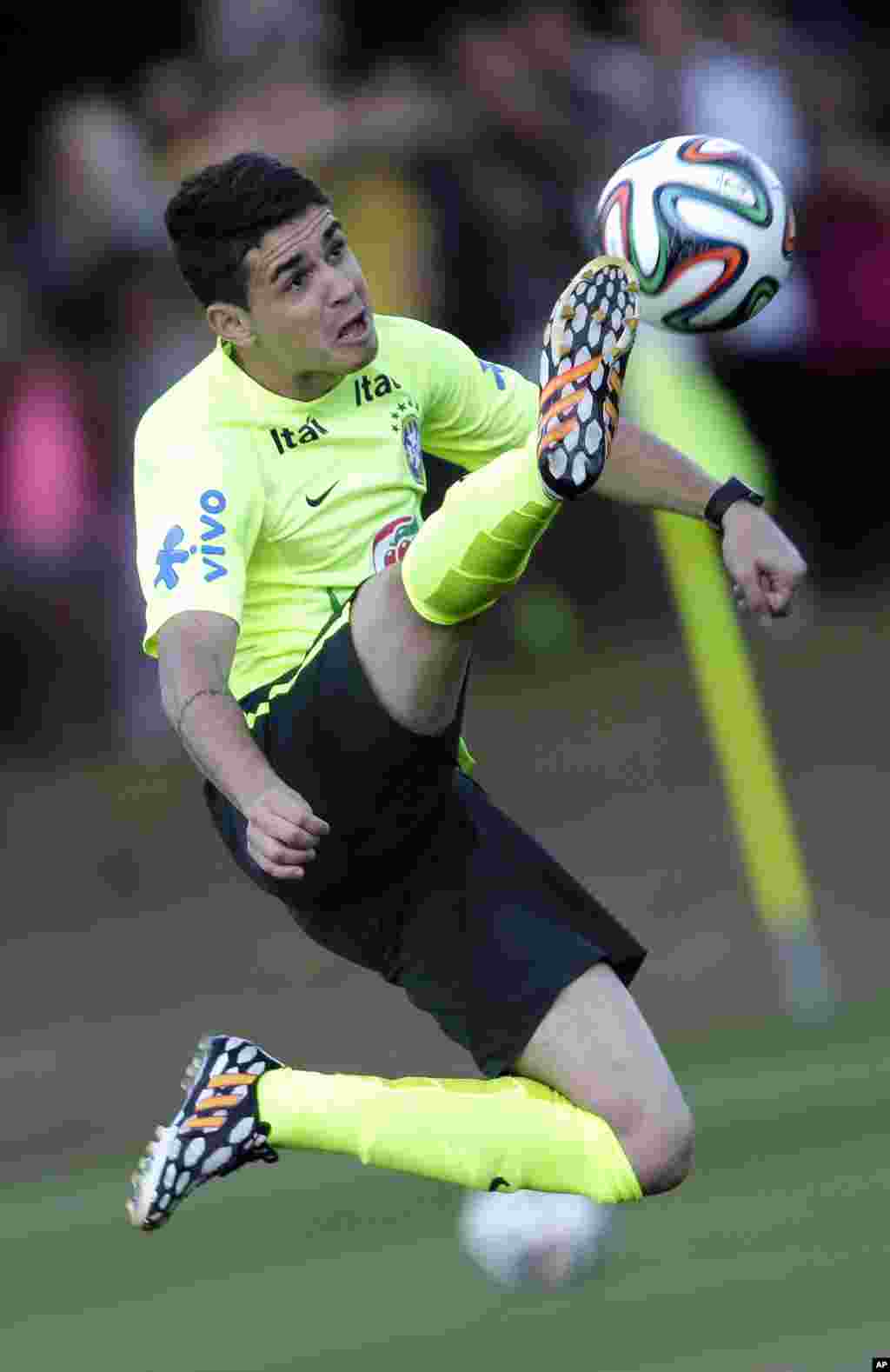 Brazil's national soccer team player Oscar controls the ball during a training session at the Granja Comary training center in Teresopolis, Brazil, June 8, 2014.