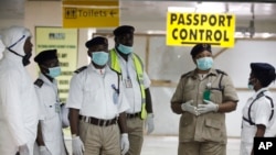 Las autoridades sanitarias han impuesto en Nigeria extremas medidas de seguridad y aseguran estar en conversaciones con EE.UU. para adquirir el suero experimental para usarlo en el tratamiento de pacientes con ébola.