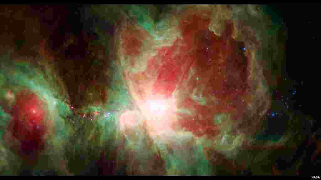 Gambar nebula atau awan antarbintang 'Orion' yang berjarak 1.500 tahun cahaya dari Bumi, dikonstruksikan berdasarkan data yang didapatkan oleh teleskop antariksa Spitzer milik NASA.