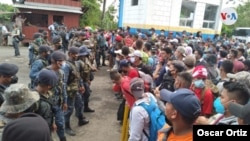 Foto de archivo de migrantes hondureños a la espera para poder cruzar a Guatemala. Enero 2021.