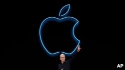 Tim Cook saluda después de ofrecer una disertación en San José, California, el 3 de junio del 2019. Desde que Cook reemplazó a Steve Jobs como director ejecutivo en el 2011, Apple quintuplicó su valor, que es hoy de 2 billones de dólares.