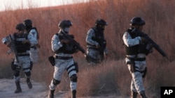 Anggota Garda Nasional Meksiko berpatroli di sepanjang perbatasan Meksiko-Amerika Serikat di Ciudad Juarez, Rabu, 5 Februari 2025. (Christian Chavez/AP)