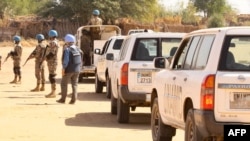 Anggota misi perdamaian PBB dan Uni Afrika (UNAMID) di kamp Kalma di Nyala, Ibu Kota Darfur Selatan, 31 Desember 2020. 