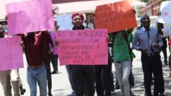 Izisebenzi Zikahulumende Zithi Zizakhalala Umsebenzi Ngenxa Yeholo Eliphansi