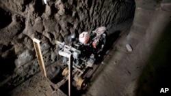 La motocicleta anclada a un riel en la que escapó El Chapo Guzmán.