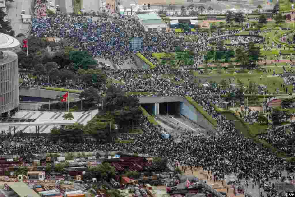 抗議者於2019年6月12日在香港政府總部外舉行集會,以阻止有爭議的引渡法案。