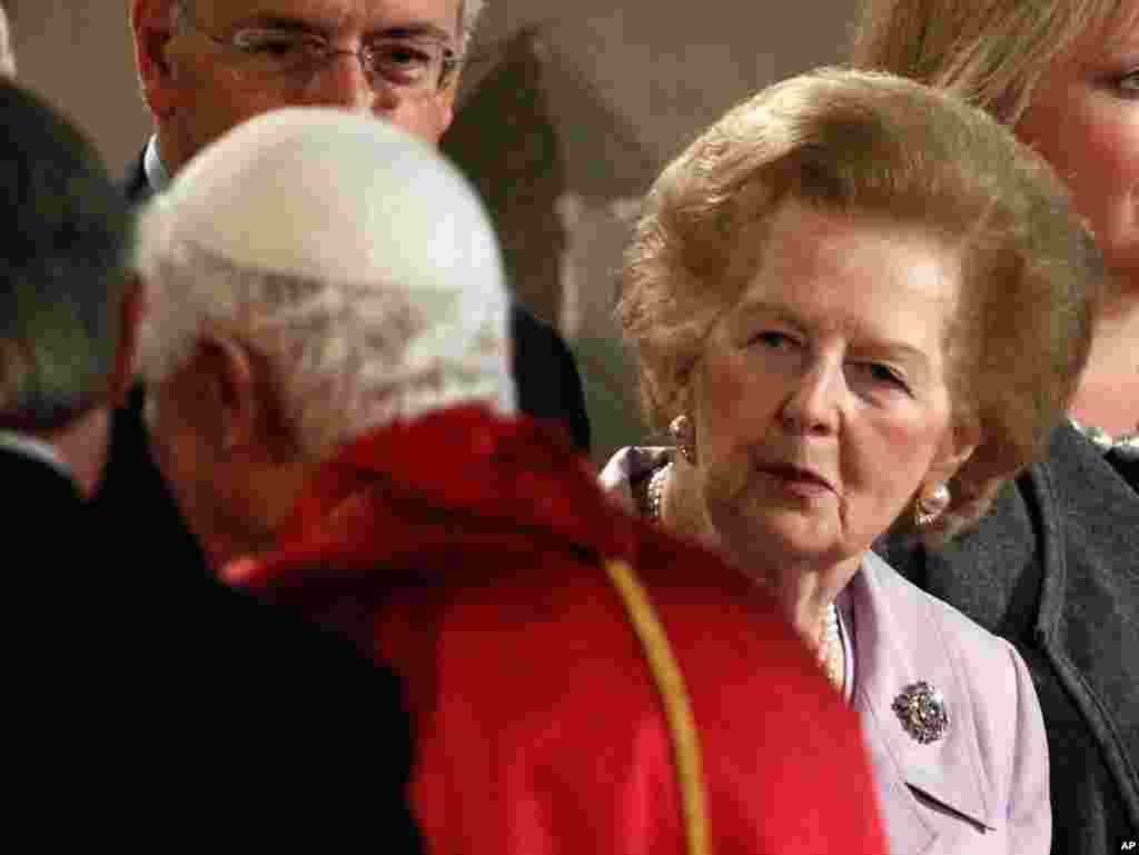 Sobiq bosh vazira Margaret Tetcher Rim papasi Benedikt bilan ko'rishayapti. London, 17-sentabr, 2010-yil.