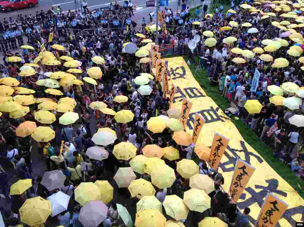 港人重返政总纪念雨伞运动一周年（美国之音海彦拍摄）