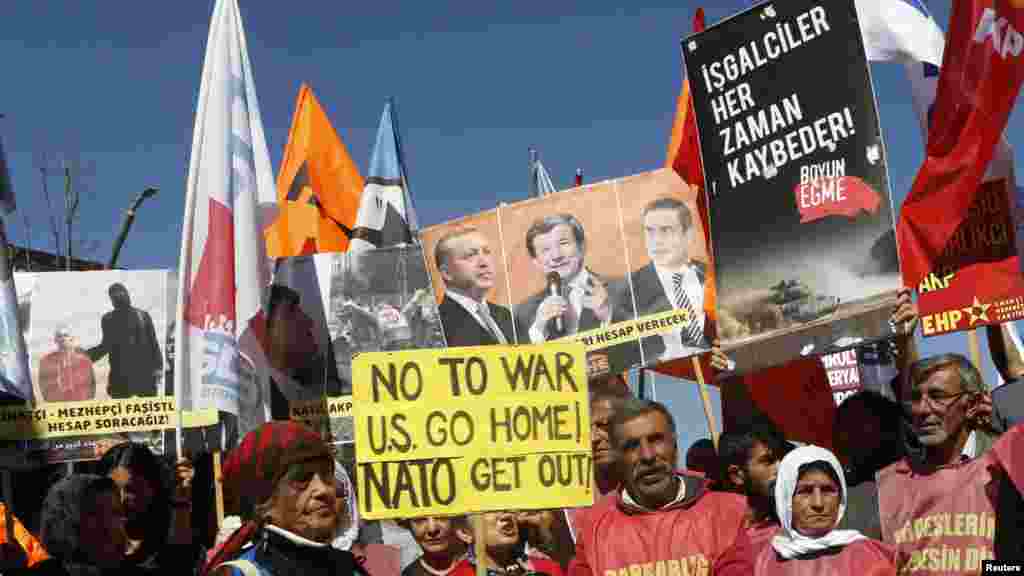 Une manifestation contre la guerre devant le parlement turc à Ankara. (Le 2 octobre 2014)
