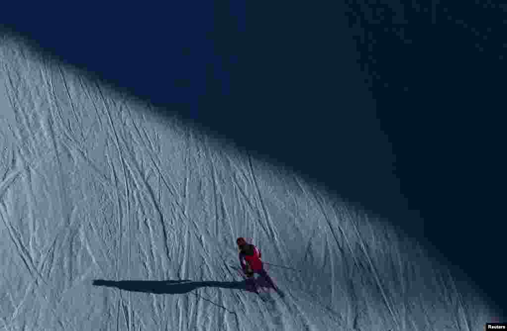 Seorang pengunjung bermain ski menuruni sebuah lereng dekat resor Krasnaya Polyana, tidak jauh dari Sochi, Rusia.