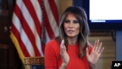 Archivo-El avión de la primera dama de Estados Unidos, Melania Trump, se vio obligado a regresar a la base militar de Andrews el miércoles 17 de octubre de 2018 debido al humo en la cabina.