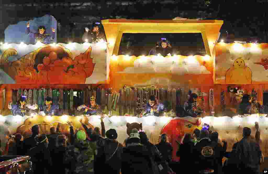 Más carrozas flotantes durante el desfile Mardi Gras de Krewe of Cleopatra en Nueva Orleáns, el viernes 2 de febrero de 2018. (AP Photo / Gerald Herbert)