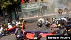 La policía disparó contra los manifestantes en Mandalay, Myanmar, el 3 de marzo de 2021.