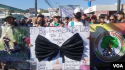 Cientos de habitantes del Bajo Aguán en Colón Honduras recorrieron este lunes algunos puntos de la ciudad para protestar por el asesinato reciente del líder campesino Omar Cruz Tomé. [Foto: Cortesía de la Plataforma Agraría]