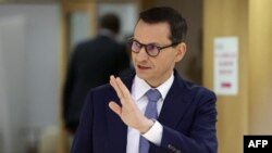 Perdana Menteri Polandia Mateusz Morawiecki tiba di Brussels, Belgia, untuk menghadiri sebuah rapat sebagai bagian dari Pertemuan Dewan Eropa, pada 15 Desember 2022. (Foto: AFP/Ludovic Marin)