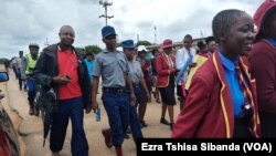 Batshengisele emigwaqweni Entumbane ngoMvulo. (Photo: Ezra Tshisa Sibanda)