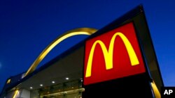 Foto del logo de McDonald's en un restaurante de la cadena en Chicago.
