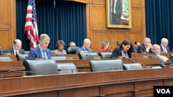 美國眾議院金融服務委員會2023年2月7日舉行“抗擊來自中國的經濟威脅“聽證會。(美國之音鍾辰芳拍攝）