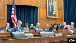 美國眾議院金融服務委員會舉行“抗擊來自中國的經濟威脅”聽證會。 (2023年2月7日，美國之音鍾辰芳拍攝）
