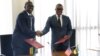 Mahmoud Bah, director executivo adjunto da Milleniun Challenge Corporation (esq), e Max Tonela, ministro das Finanças e Economia(dir), Maputo