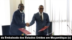 Mahmoud Bah, director executivo adjunto da Milleniun Challenge Corporation (esq), e Max Tonela, ministro das Finanças e Economia(dir), Maputo