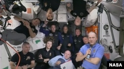 Para astronaut NASA dan SpaceX Crew-3 saat menjawab berbagai pertanyaan mengenai pengalaman mereka di Stasiun Antariksa Internasional (ISS).
