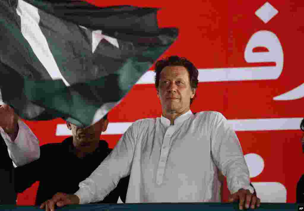 فروری 2019 میں پاکستان اور بھارت کے تعلقات میں شدید کشیدگی پیدا ہوئی۔ بھارت کے زیرِ انتظام کشمیر کے پلوامہ علاقے میں ایک دہشت گردی کے واقعے کے بعد بھارت نے پاکستان پر اس میں ملوث ہونے کا الزام عائد کرکے فضائی حدود میں کارروائی کی کوشش کی۔ اس کارروائی میں بھارت کے لڑاکا طیارے کا پائلٹ ابھی نندن ورتمان پاکستان میں گرفتار ہوا۔ عمران خان نے اس پائلٹ کو رہا کردیا جسے دونوں ممالک کی درمیان کشیدگی کم کرنے کے اقدام کے طور پر دیکھا گیا۔ لیکن اسی سال بھارت کی جانب سے کشمیر کی خصوصی حیثیت سے متعلق آٹیکل 370 کے خاتمے کے بعد دونوں ممالک کے تعلقات پھر کشیدہ ہوگئے۔ اس کے بعد سے عمران خان نے بھارت کے وزیرِ اعظم نریندر مودی کو عالمی فورمز پر شدید تنقید کا نشانہ بنانا شروع کیا۔ البتہ اپنے اقتدار کے آخری دنوں میں انہوں نے بھارت کی آزاد خارجہ پالیسی کی تعریف بھی کی۔ 
