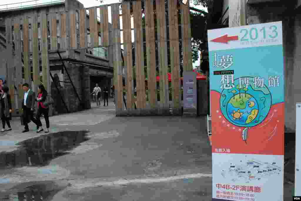 A sign showing directions to a workshop at Tim Wong café in Taipei, Taiwan. (Iris Tong/VOA) 