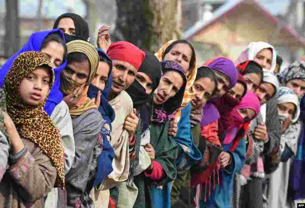 អ្នកភូមិ Kashmiri ឈរជាជួរអំឡុងបុណ្យសពរបស់មេបញ្ជាការយោធា Noor Mohammad Tantray ក្នុងភូមិ Aripal ស្រុក Tral ប្រទេសឥណ្ឌា។