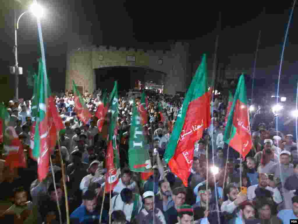 اس موقع پر پی ٹی آئی کے مقامی رہنماؤں نے مظاہرین سے خطاب بھی کیا۔