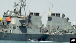 지난 2000년 10월 자살 폭탄 공격을 받은 미 해군 구축함 USS 콜 호의 측면이 송상됐다.