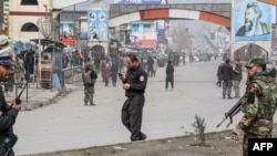 Pasukan Keamanan Afghanistan berjaga di jaan dekat lokasi serangan bersenjata, di Kabut, 6 Maret 2020. (Foto: AFP)