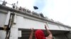 Migrantes se enfrentan en frontera México-Guatemala