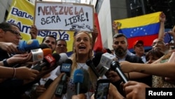 Lilián Tintori, esposa del encarcelado líder opositor Leopoldo López, habló con la prensa frente a la sede de la OEA en Caracas, Venezuela, el jueves, 23 de junio de 2016.