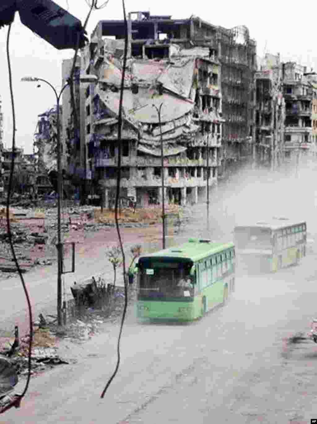 Bus-bus yang membawa para pejuang yang tergabung dalam Tentara Pembebasan Suriah, terlihat tengah meninggalkan kota Homs, 7 Mei 2014. (Foto: AP/ Komite Koordinasi Wilayah Khalidiya di Homs).